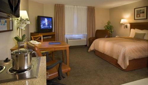 Queen Studio Suite with Hearing Accessible Roll in Shower - Non-Smoking