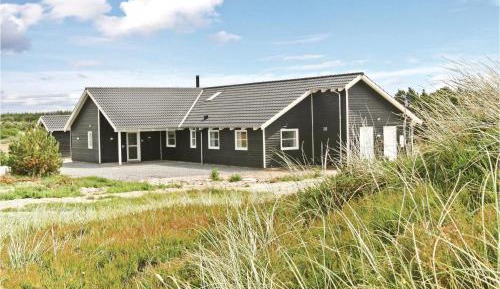 Eleven-Bedroom Holiday home