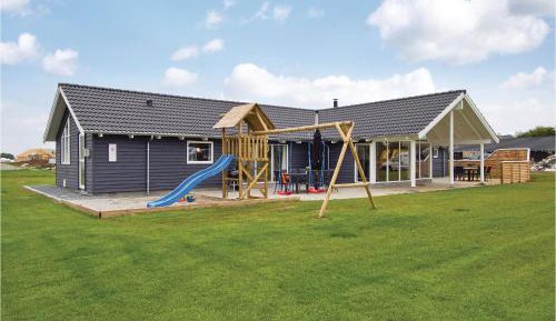 Five-Bedroom Holiday Home