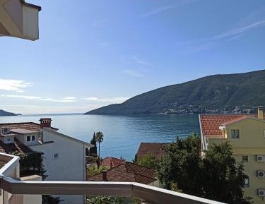 Deluxe Double Room with Side Sea View