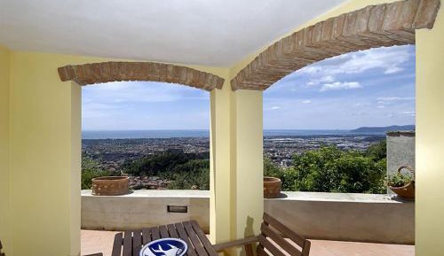Large One-Bedroom Apartment - Split Level