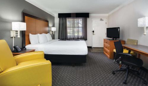 King Room with Bath Tub - Mobility/Hearing Accessible - Non-Smoking