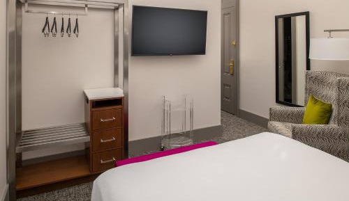 Deluxe Queen Room