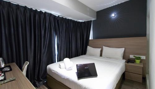 Standard Queen Room with Window