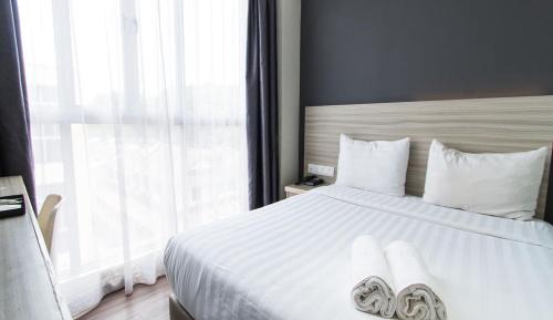 Standard Queen Room with Window