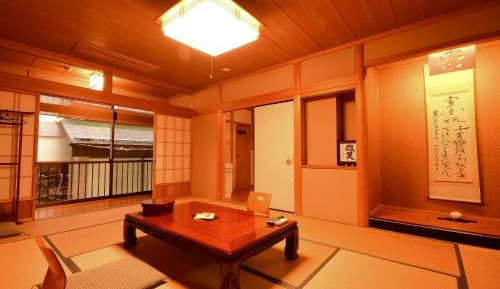 Standard Japanese-Style Family Room with Shared Bathroom