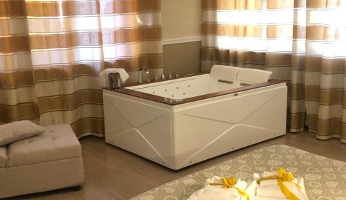 Deluxe Suite with Spa Bath