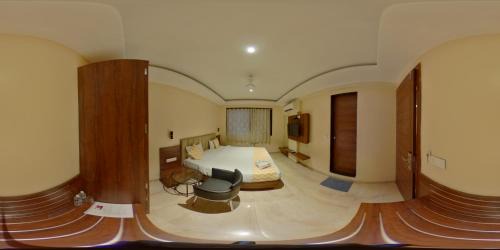 Deluxe King Room India National Only