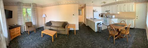 Lake Front Suite 1 King and Sleeper Sofa and Full Kitchen