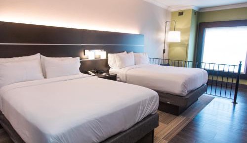 Standard Queen Room with Two Queen Beds and Mobility Accessible Tub