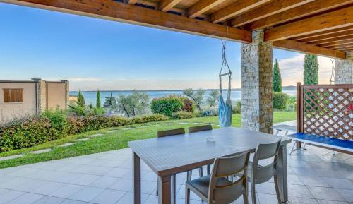 Standard One-Bedroom Apartment with Lake View