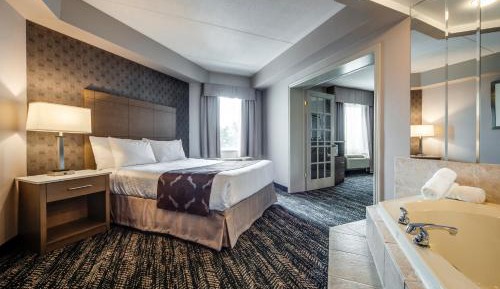 Deluxe Queen Suite with Jetted Tub and Living Room