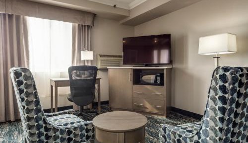 Luxury King Suite with Jetted Tub