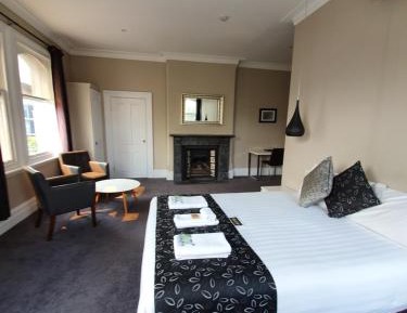 Large King Room with Balcony Room 7
