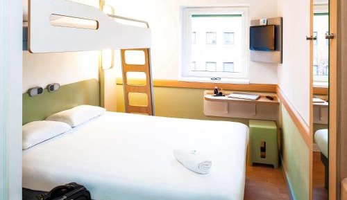 Standard room with One Double and One Single Bed