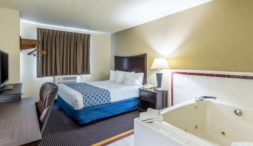 Queen Room with Whirlpool - Non-Smoking