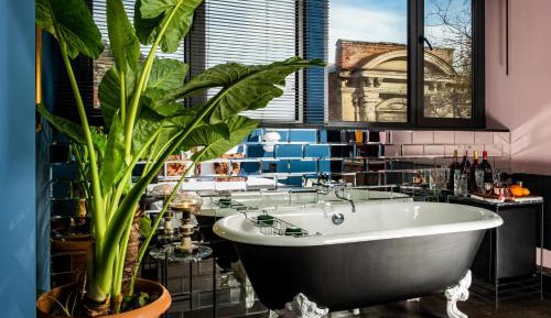 Suite with Hot Tub