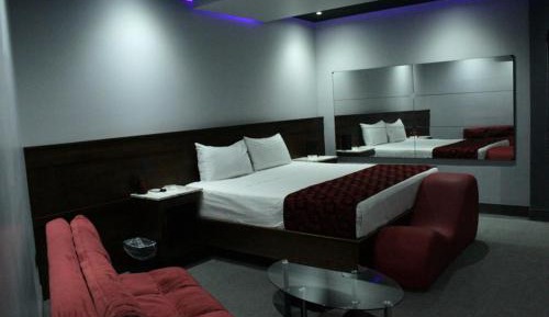 Deluxe King Suite