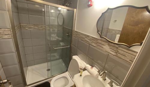 Deluxe Queen Suite
