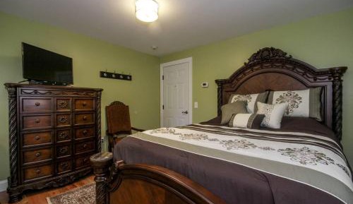 Deluxe Queen Suite