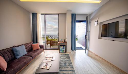 Suite with Patio and Sea View