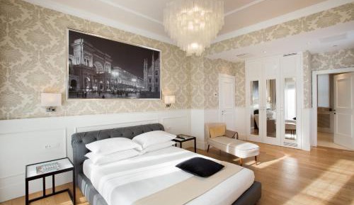 Superior Double Room with Balcony and City View