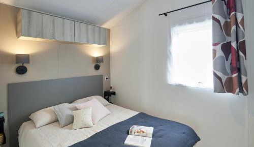 Two-Bedroom Mobile Home with Sea View