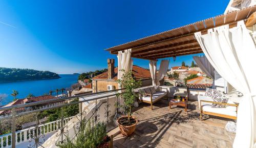 Five Bedroom Villa w/ Pool and Sea View