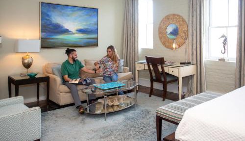 One-Bedroom Queen Suite with Street View - Stair Access Only
