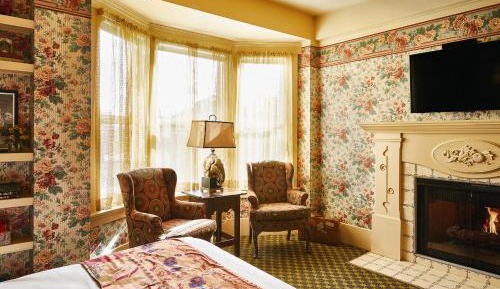 Queen Room with Fireplace