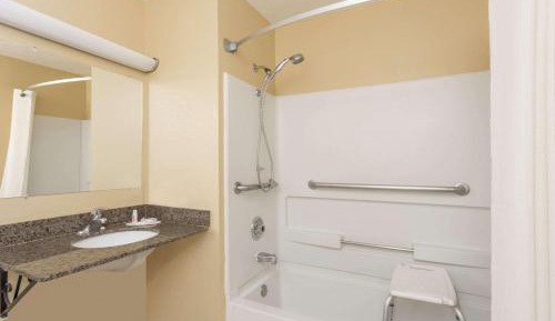 Queen Room - Disability Access - Non-Smoking