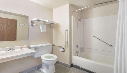 Queen Room with Mobility Access - Non-Smoking