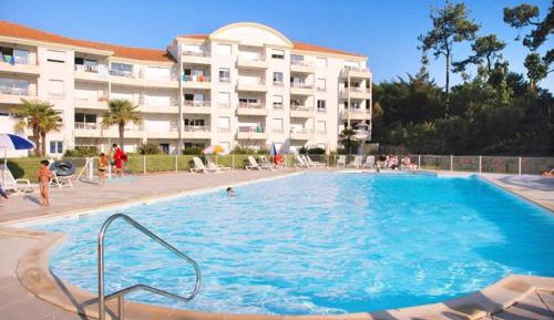 Apartment with Pool View 