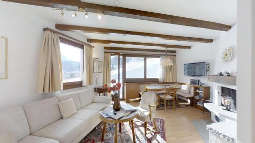 Apartment with Mountain View