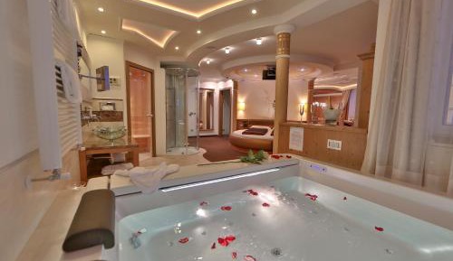 Queen Suite with Spa Bath