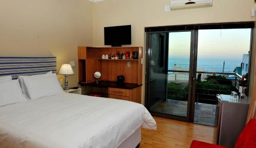 Deluxe Queen Suite with Sea View and Balcony