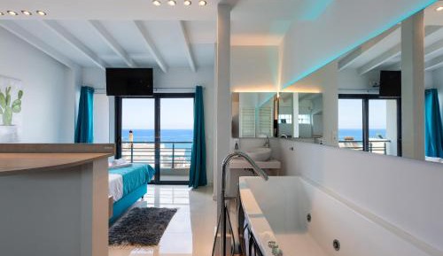 Spa Suite with Jacuzzi and Sea View