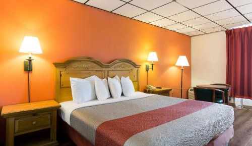 Deluxe King Room - Non-Smoking