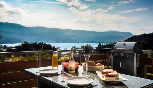 Deluxe Three-Bedroom Apartment with Terrace and Lake View