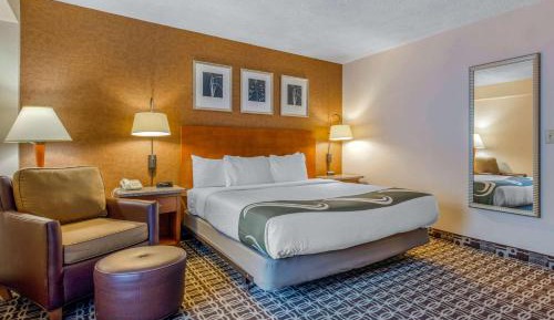 King Room with Roll-In Shower - Accessible/Non-Smoking
