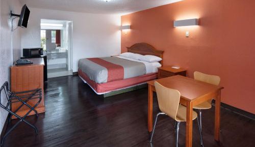 Deluxe King Room - Non-Smoking