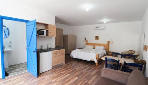 Deluxe Double Room (2 Adults + 1 Child)