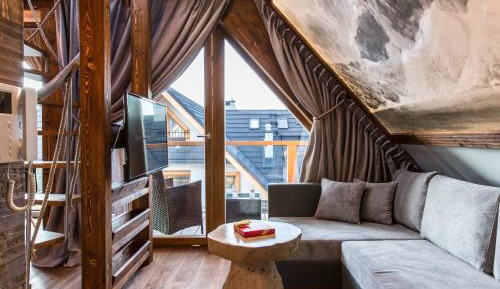 Pola Deluxe Apartment with Glazed Bedroom