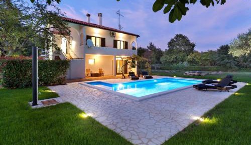 Apartment with Pool View 