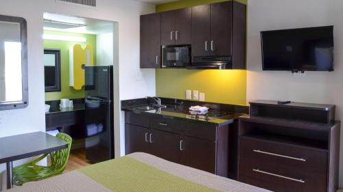 Deluxe Queen Room - Non-Smoking