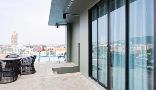 Deluxe Double Room with Side Sea View