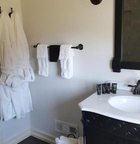 Queen Suite with Spa Bath