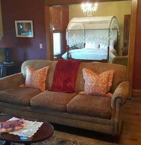 Queen Suite with Spa Bath