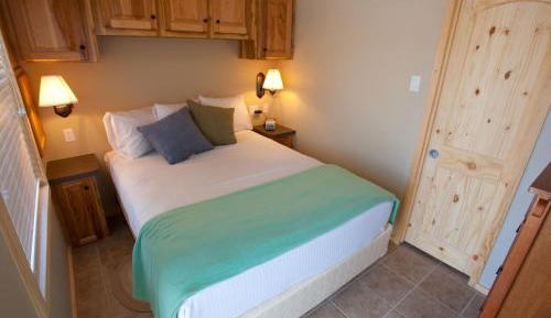 One-Bedroom Cottage with Loft - 6 People