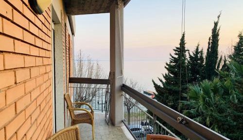One-Bedroom Apartment with Balcony